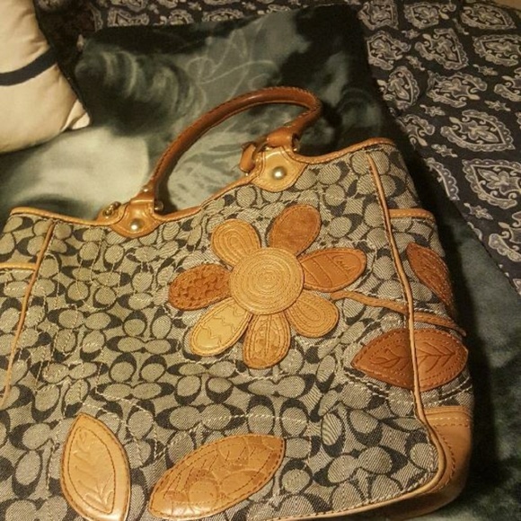 Handbags - Coach tote